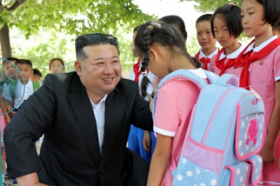 [포토] 北 김정은, 수해지역 학생들에게 선물 전달