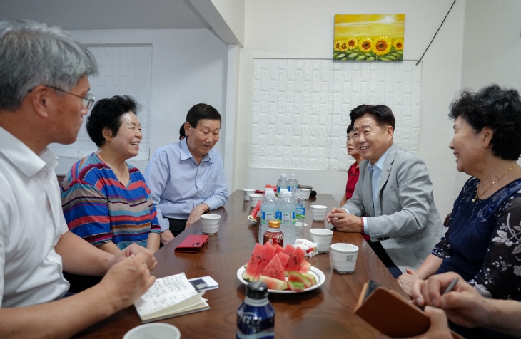 오영훈 제주도지사가 16일 오후 11번째 민생투어의 일환으로 제주시 동광로에 위치한 보성시장을 찾아 상인들과 소통하고 있다. 제주도 제공