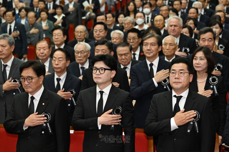 18일 국립서울현충원에서 열린 김대중 전 대통령 서거 15주기 추모식에서 한동훈 국민의힘 대표와 박찬대 더불어민주당 대표 직무대행 겸 원내대표 등 참석자들이 국기에 경례하고 있다. 2024.8.18 홍윤기 기자