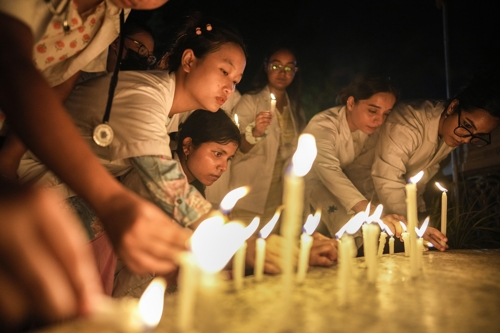 17일(현지시간) 인도 아삼주 구와하티의 한 국립병원에서 수의사 지망생들이 성폭행당한 뒤 살해된 여성 수련의를 추모하고 열악한 의료환경에 항의하며 촛불을 밝히고 있다. 지난 9일 서벵골주에 있는 한 국립병원에서 일어난 사건으로 인도 전국 의사들이 파업에 나섰다. 구와하티 AP 연합뉴스