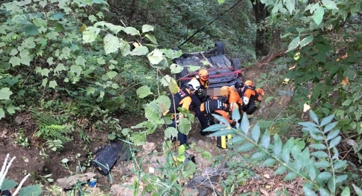 18일 오후 충북 괴산군 한 야산 임도에서 추락한 차량에서 소방대원들이 구조 작업을 하고 있다. (충북소방본부 제공)