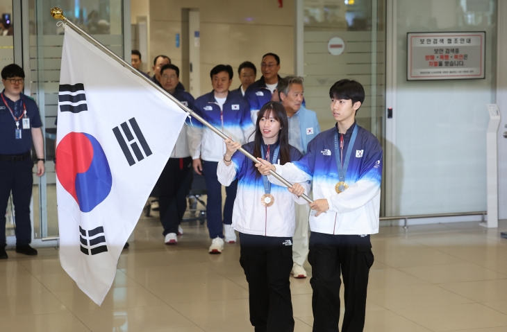 태권도 박태준과 복싱 임애지 등 파리올림픽 선수단이 13일 오후 인천국제공항 제2여객터미널을 통해 귀국하고 있다. 2024.8.13 연합뉴스