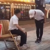 시비 붙나 싶더니 갑자기 90도 인사... 노인과 청년의 반전 사연