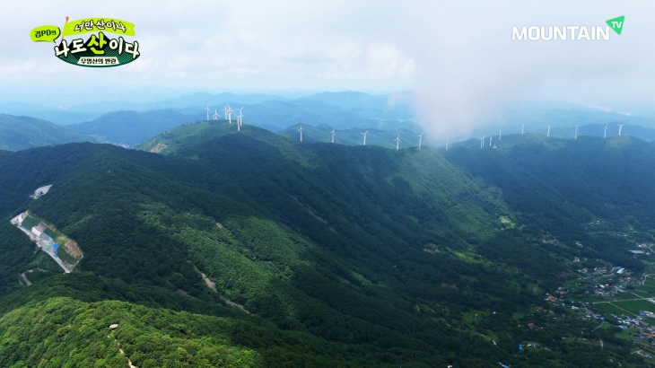 경남 의령 자굴산에서 바라보는 한우산 풍력발전 단지 모습. 마운틴TV 제공