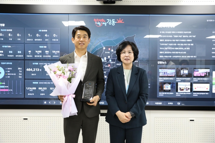 이수희(오른쪽) 서울 강동구청장과 감사패를 받은 구민 윤상필씨. 강동구청 제공