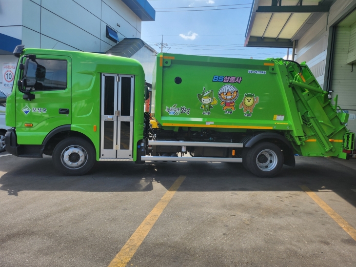 보성군이 환경공무직 안전을 위한 ‘저상형 청소차’ 3대를 도입한다. 사진은 저상형 청소차 모습.
