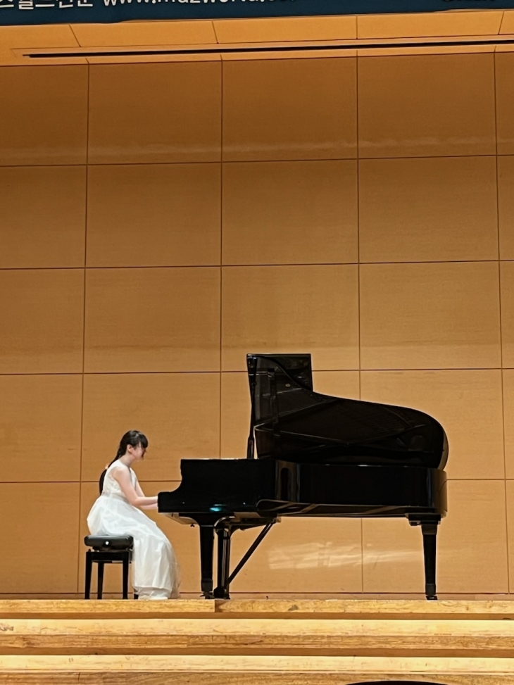 서울 양천구의 문화진흥기금 지원사업으로부터 대회 출전비와 준비 비용을 지원받은 조예은 학생이 피아노 연주를 하고 있다. 양천구 제공