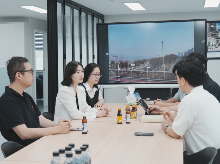 올림픽대로 선사현대구간 민원 간담회에 참석한 김혜지 의원(왼쪽 가운데)