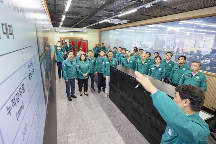 20일 경북도 충무시설을 방문해 을지연습 진행상황을 보고받은 박성만 의장. 경북도의회 제공