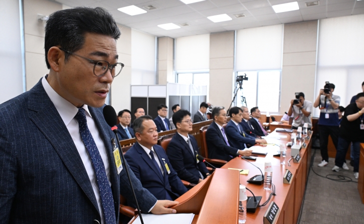 백해룡 경정(전 영등포서 형사과장)이 20일 오전 서울 여의도 국회 행정안전위원회에서 열린 마약수사 외압 의혹 관련 청문회에서 의원 질의에 답하고 있다. 안주영 전문기자