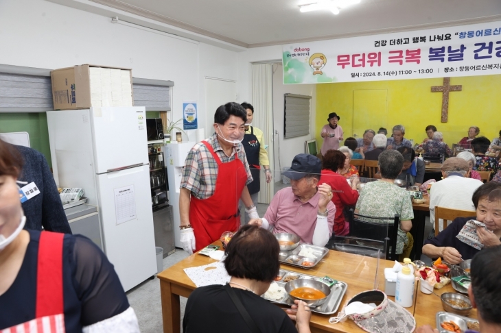 지난 14일 말복을 맞아 창동어르신복지관에서 진행된 ‘무더위 극복 복날 건강식 나눔행사’에 참석한 홍국표 의원