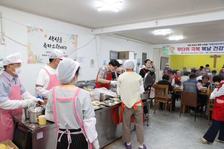 지난 14일 ‘무더위 극복 복날 건강식 나눔행사’에서 건강식을 배식하는 참석한 홍국표 의원