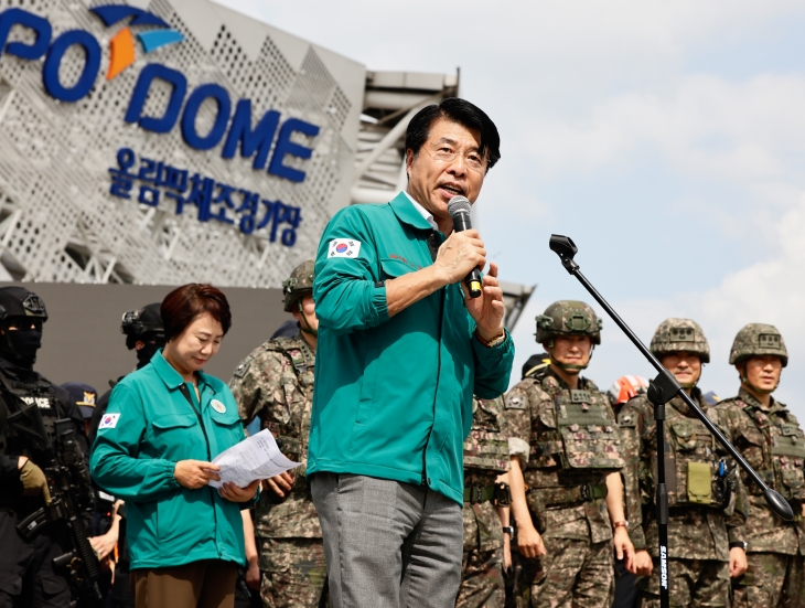 서강석 서울 송파구청장이 20일 송파구 올림픽공원 KSPO돔 일대에서 열린 다중이용시설 대테러 종합훈련에서 발언하고 있다. 송파구 제공