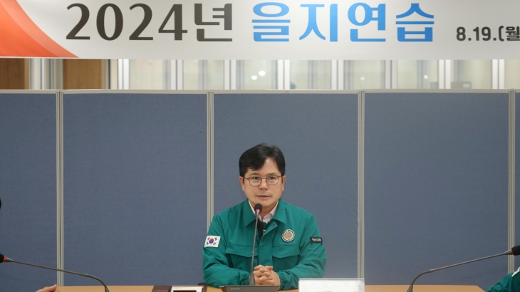 지난 20일 ‘2024 을지연습’ 종합상황실을 방문해 관계자들 격려하고 있는 하남시의회 금광연 의장. 하남시의회 제공