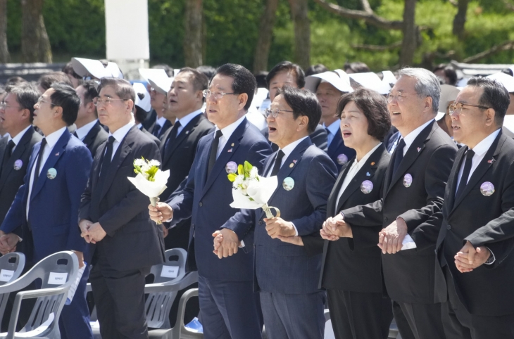 강기정 광주시장과 김영록 전남지사가 지난 5월 18일 오전 광주 북구 운정동 국립 5·18민주묘지에서 열린 ‘제44주년 5·18 민주화운동 기념식’에 참석해 ‘임을 위한 행진곡’을 제창하고 있다. 광주전남사진기자단 제공