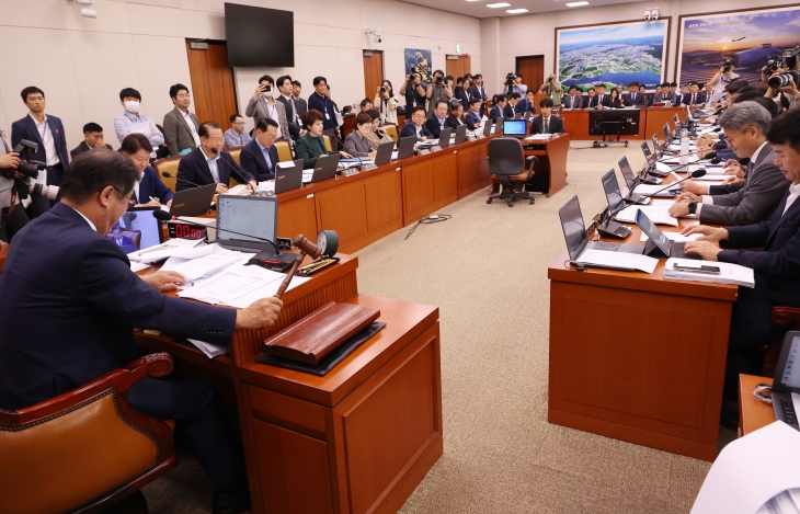 맹성규 국회 국토교통위원회 위원장이 21일 국회에서 열린 전체회의에서 의사봉을 두드리고 있다.