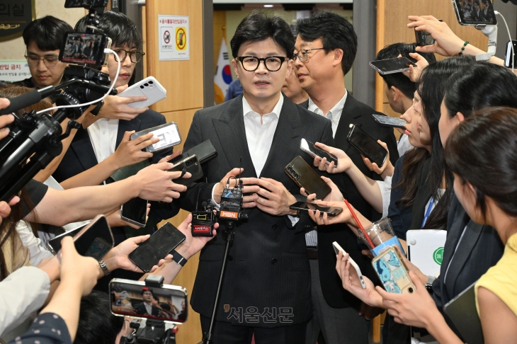 한동훈 국민의힘 대표가 21일 국회에서 열린 ‘간첩죄 처벌 강화’를 주제로 한 입법토론회를 마치고 취재진의 질문에 답하고 있다.  안주영 전문기자