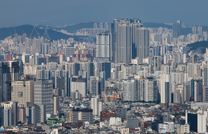 서울 남산에서 바라본 아파트 밀집 지역의 모습. 2024.08.06. 뉴시스