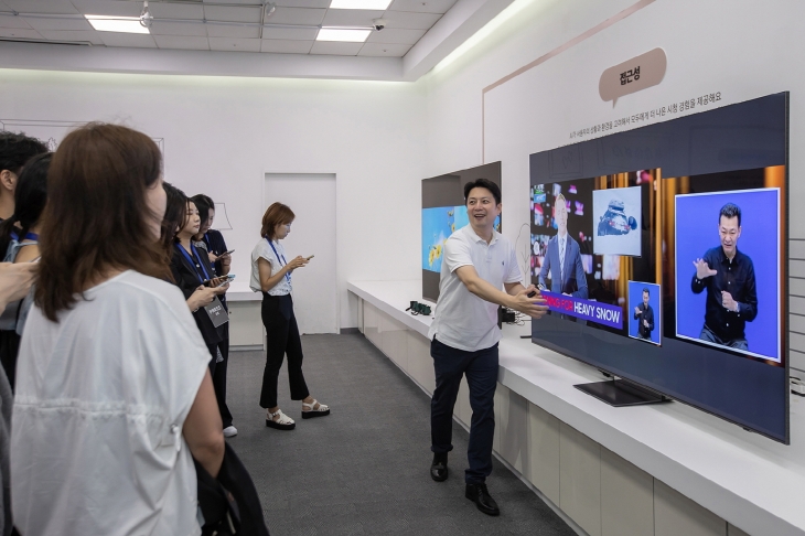 삼성전자 관계자(오른쪽)가 22일 경기 수원시 영통구 삼성전자 수원사업장 디지털연구소(R4)에 마련된 신제품 탐구실에서 삼성 인공지능(AI) TV 기능을 시연하고 있다. 삼성전자 제공