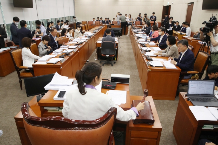 진료지원(PA) 간호사의 자격과 역할을 법제화하는 간호법 제정안을 논의한 22일 국회 보건복지위원회 법안심사소위원회에서 강선우(더불어민주당) 소위원장이 의사봉을 두드리고 있다. 뉴스1