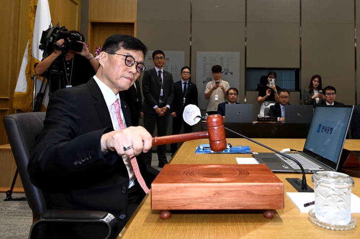 이창용 한국은행 총재가 22일 서울 중구 한국은행에서 열린 금융통화위원회 본회의에서 의사봉을 두드리고 있다. 한국은행은 이날 기준금리를 연 3.5%로 유지하기로 결정했다. 사진공동취재단