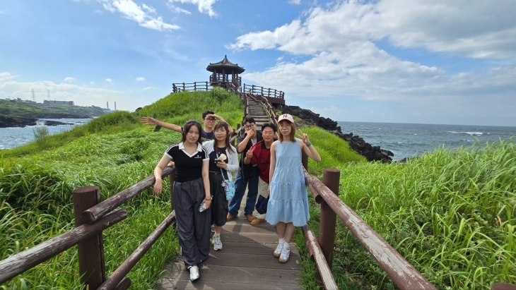 제주시 조천읍 닭머루해안을 팸투어하는 중국대학생들. 제주도 제공