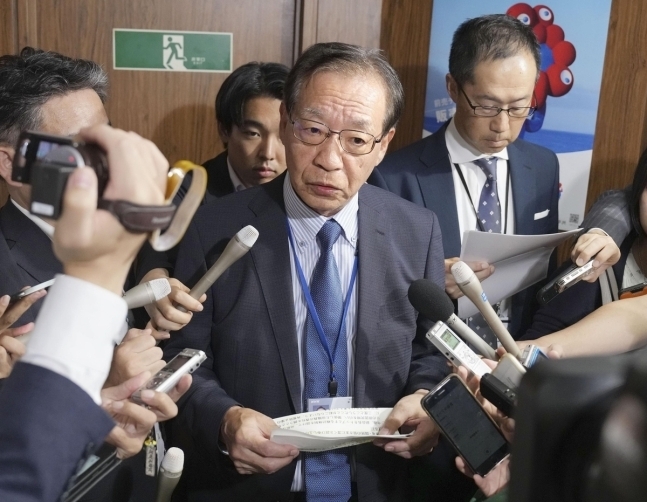 이나바 노부오 NHK 회장이 22일 자민당 정보통신전략조사회에 참가한 뒤 취재진 질문에 답하고 있다. 2024.8.22 연합뉴스