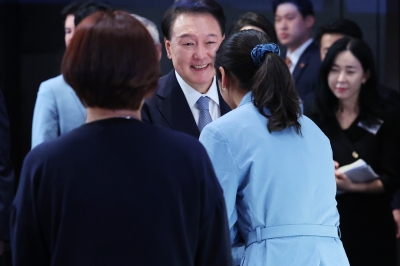 안세영과 먼저 악수한 尹… “젊은 선수들 위해 낡은 관행 혁신”