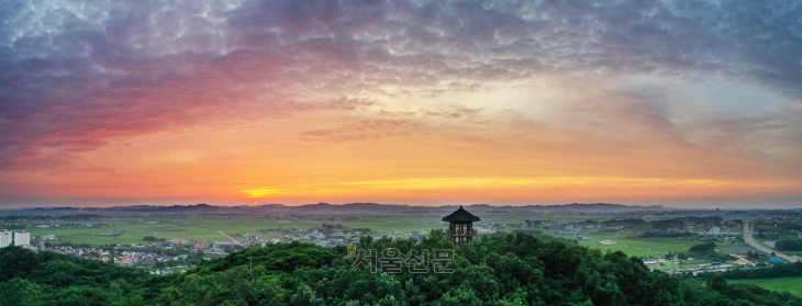 익산 모현동 배산공원의 해거름 무렵 모습. 배산은 김민기가 다녔던 이리중앙초등학교의 단골 소풍 장소였다. 그는 청년으로 성장해서도 해가 질 때쯤 배산을 찾아 주변의 너른 들녘을 바라보는 걸 좋아했다고 한다.