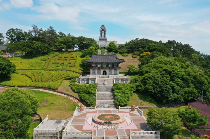 전남 영광 법성포 백제불교 최초 도래지 전경. 유물관과 누각, 사면대불상 등으로 이뤄졌다. 산 너머는 굴비로 유명한 법성포 굴비거리다.