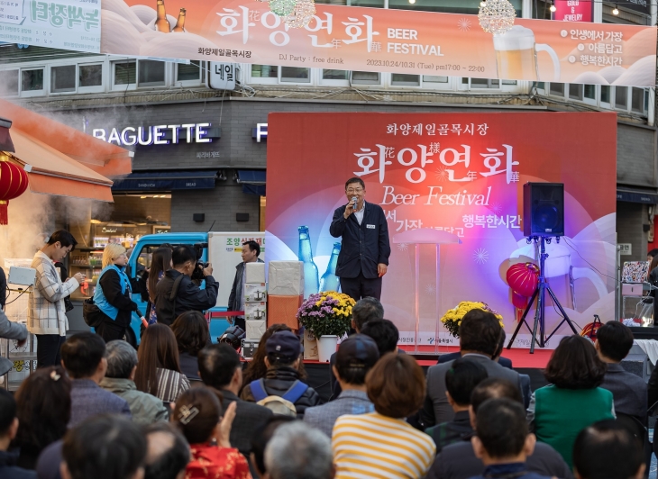 김경호 서울 광진구청장이 지난해 화양연화 맥주축제에서 인사말하고 있다. 광진구 제공