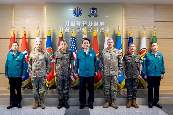 ‘지상작전사령부 순시’ 윤석열 대통령, 한미 지휘관들과 기념촬영