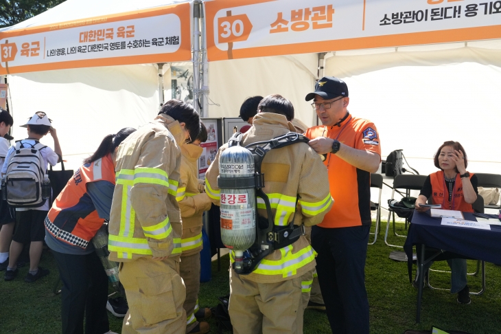 서울 용산구 중학생들이 지난 5월 열린 ‘용산미래교육한마당’에서 소방관 직업을 체험하고 있다. 용산구 제공