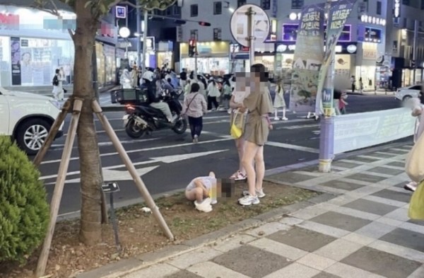 제주 도심 한복판에서 중국인 추정 아이가 용변을 보는 모습. 온라인 커뮤니티 ‘에펨코리아’ 캡처