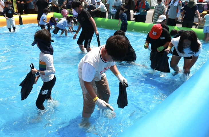제23회 광양전어축제장에서 아이들이 전어잡기 체험을 하고 있다.