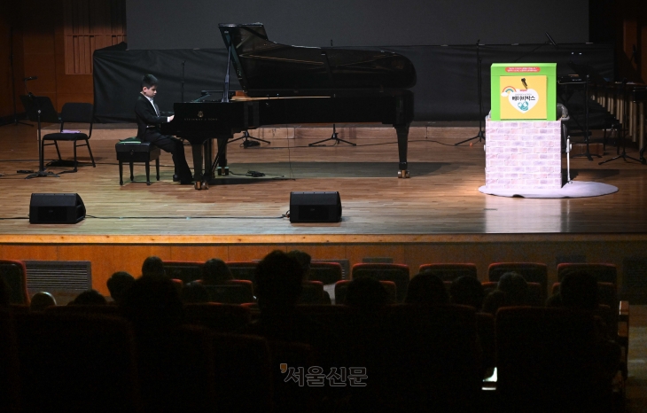 시각장애 피아니스트 모재민군이 지난 5월 10일 서울 강남구 광림아트센터에서 열린 ‘봄날의 베이비박스 콘서트’에서 악보도 없이 연주를 하고 있다. 선천성 무안구증을 앓고 있는 재민군은 베이비박스에 놓여 중증장애 아동생활시설에서 성장했지만 주변의 사랑으로 자신의 음악적 재능을 꽃피웠다. 오장환 기자