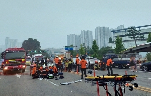 경기 안산시 교통 사고 현장에 출동한 구조 대원들. 경기도소방재난본부 제공