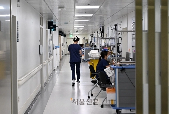 서울의 한 대학병원에 간호사들이 근무하고 있다.  도준석 전문기자