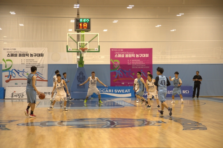 25일  ‘고양소노아레나’ 보조경기장에서 장애인과 비장애인이 함께하는 스페셜 농구대회가 열렸다. (경기관광공사 제공)