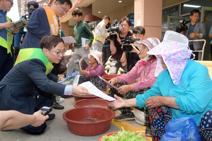 고광완 광주시 행정부시장이 지난 5월 24일 오후 전남 무안전통시장에서 민·군 통합공항 무안 이전 홍보 캠페인을 하고 있다. 광주광역시 제공