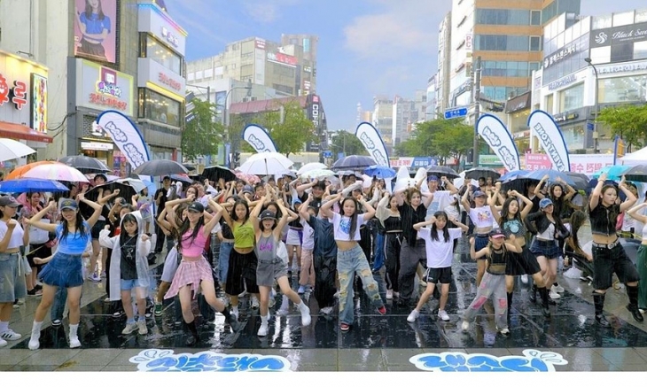 지난달 서울 서대문구 신촌에서 열린 ‘신촌 랩소디’의 랜덤플레이댄스 모습. 서대문구 제공