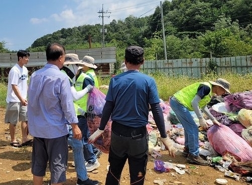 지난 23일 시민이 실수로 잃어버린 돈을 찾아주기 위해 김주완 주무관, 조석재 환경공무관, 클린시티 기간제 근로자들이 쓰레기 더미를 뒤지고 있다. 안동시 제공