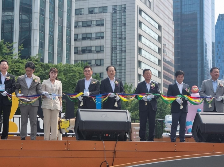 ‘2024 웰니스 페어’ 개막식에서 커팅식에 참여하고 있는 김용호 의원(오른쪽에서 네 번째)