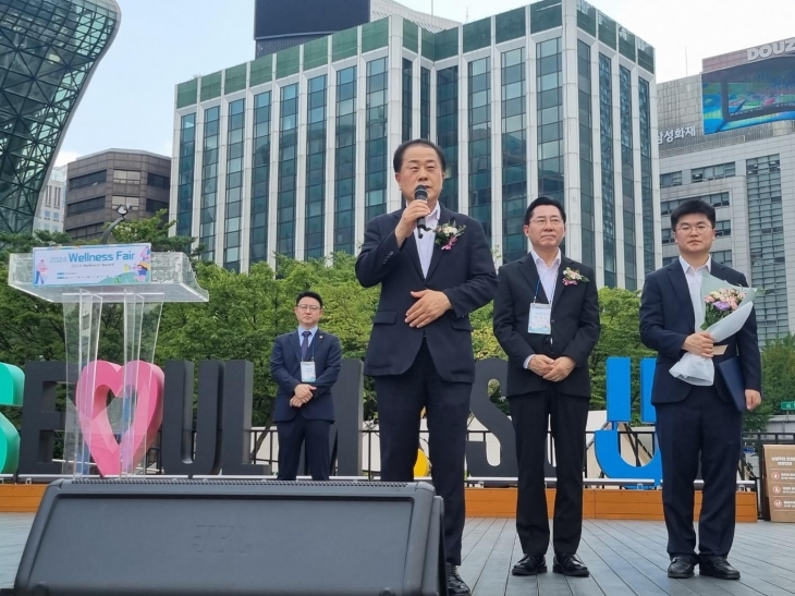 ‘2024 웰니스 페어’ 개막식 행사 ‘2024 웰니스 어워즈’에서 김용호 의원이 인사말 및 수상소감을 이야기하고 있다.