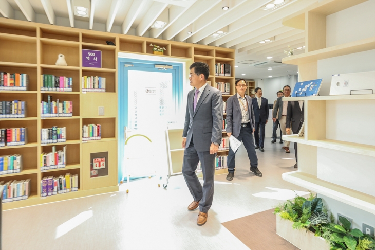 서울 양천구 모새미 도서관을 이기재 양천구청장이 둘러보고 있다. 양천구 제공