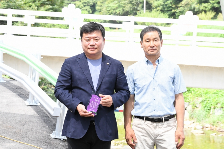 정영균 전남도의원이 순천 송광면 삼청리 유경마을 주민들로부터 교량 개선 사업에 기여한 공로로 감사패를 받았다.