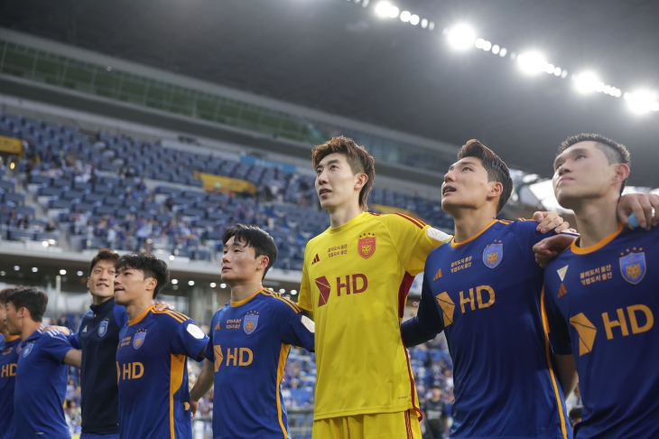 울산 HD 소속 이동경(오른쪽부터), 주민규 조현우 등이 지난 4월 28일 울산문수축구경기장에서 열린 K리그1 2024 제주 유나이티드와의 9라운드에서 승리한 뒤 기뻐하고 있다. K리그 제공