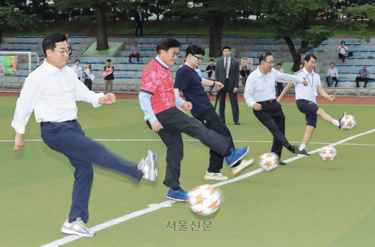 26일 여야 국회의원 축구대회가 국회 운동장에서 열렸다. 이날 참석한 우원식 국회의장, 한동훈 국민의힘 대표, 박찬대 민주당 원내대표 등이 시축하고 있다. 2024.8.26 안주영 전문기자