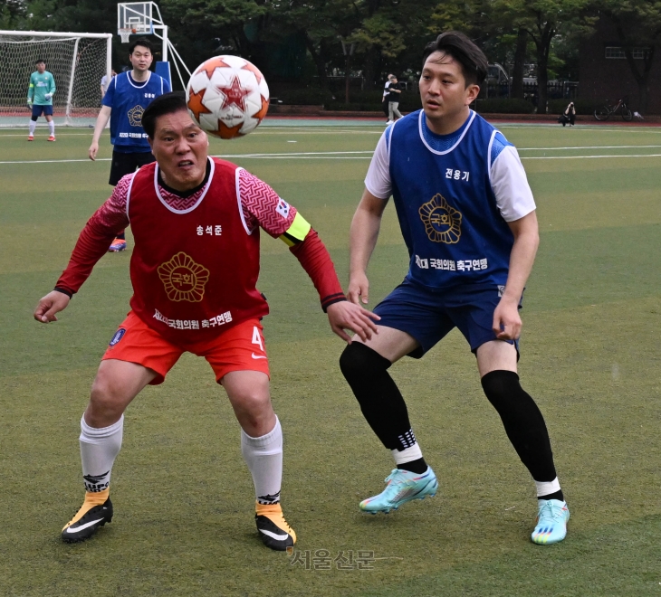 26일 오후 서울 여의도 국회 운동장에서 열린 여야 국회의원 친선 축구 경기에서 여야 의원들이 볼 다툼을 하고 있다. 2024.8.26 안주영 전문기자