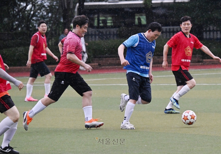 26일 오후 서울 여의도 국회 운동장에서 열린 여야 국회의원 친선 축구 경기에서 여야 의원들이 볼 다툼을 하고 있다. 2024.8.26 안주영 전문기자